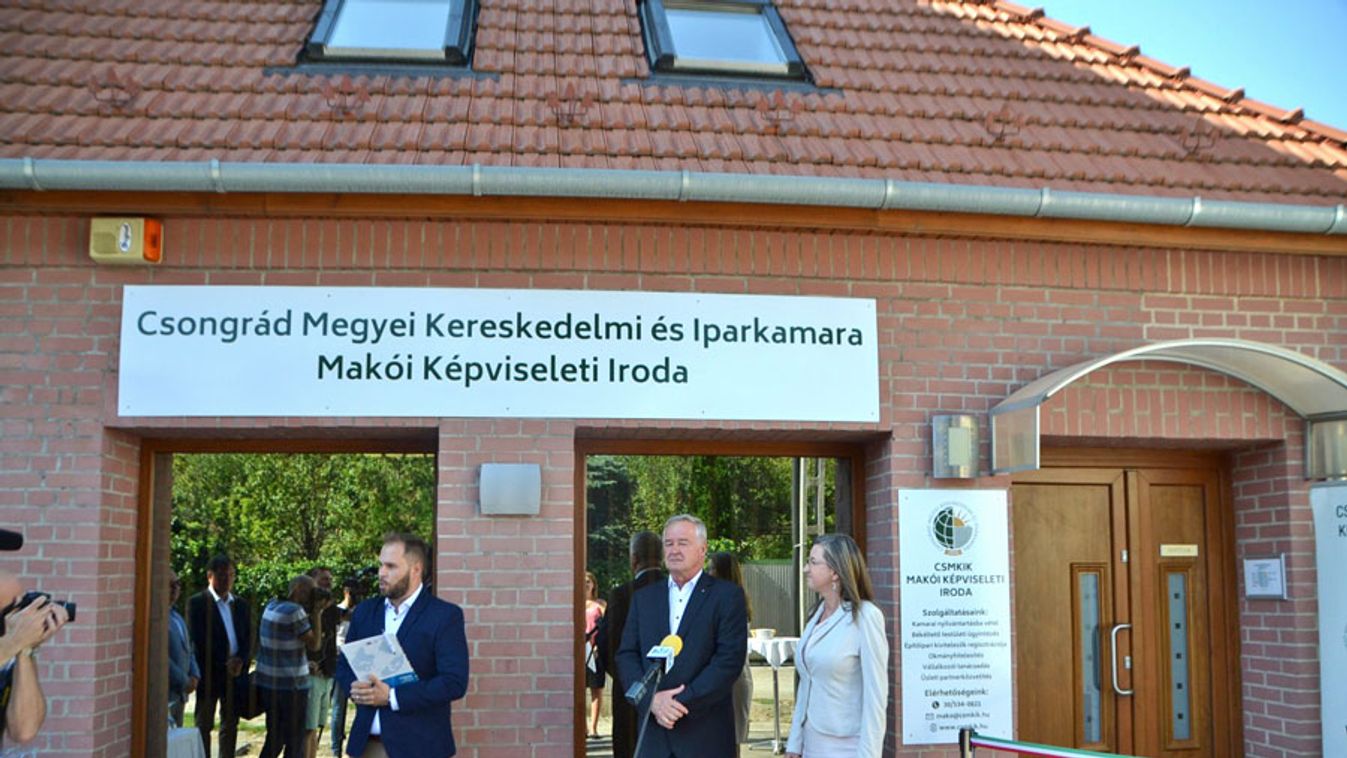 Új irodát avatott Makón Nemesi Pál, a megyei iparkamara elnöke