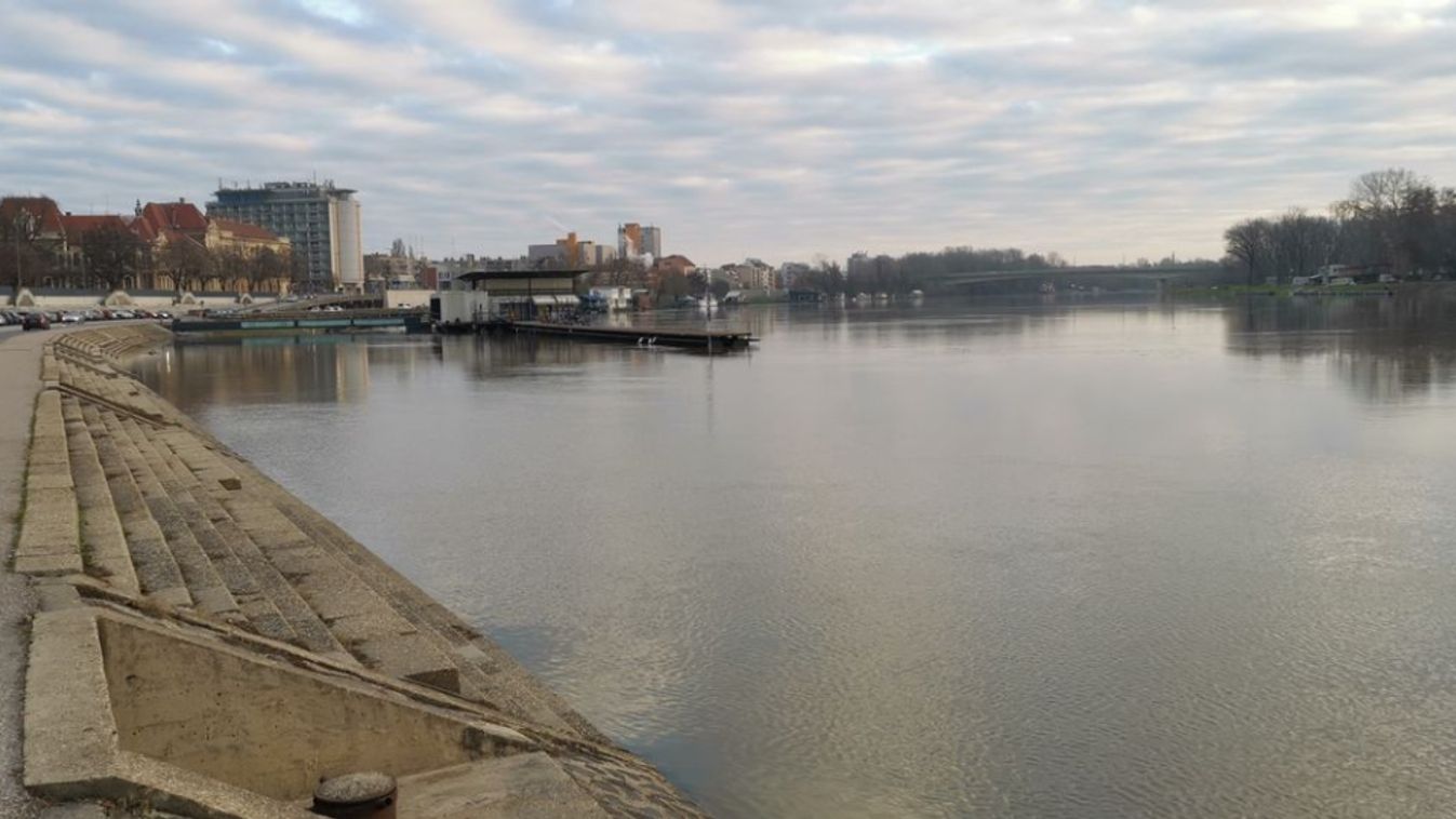 Szemetet és uszadékot hozhat Szegedre az áradó Tisza