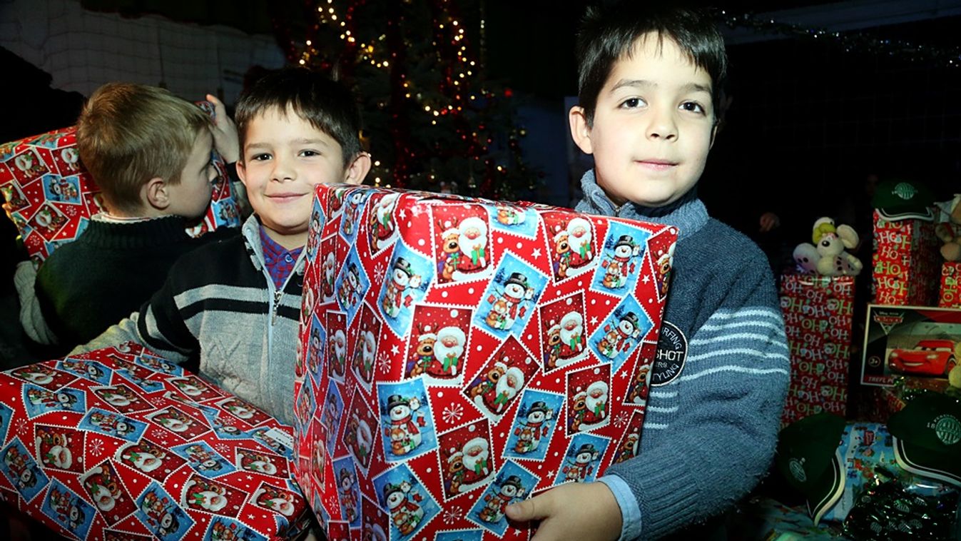 1300 gyermeket ajándékoztak meg az Ágota-karácsonyon