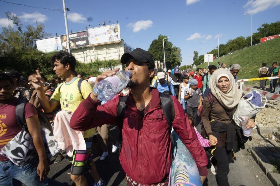 Illegális bevándorlás - Több száz migráns elindult a Kelet