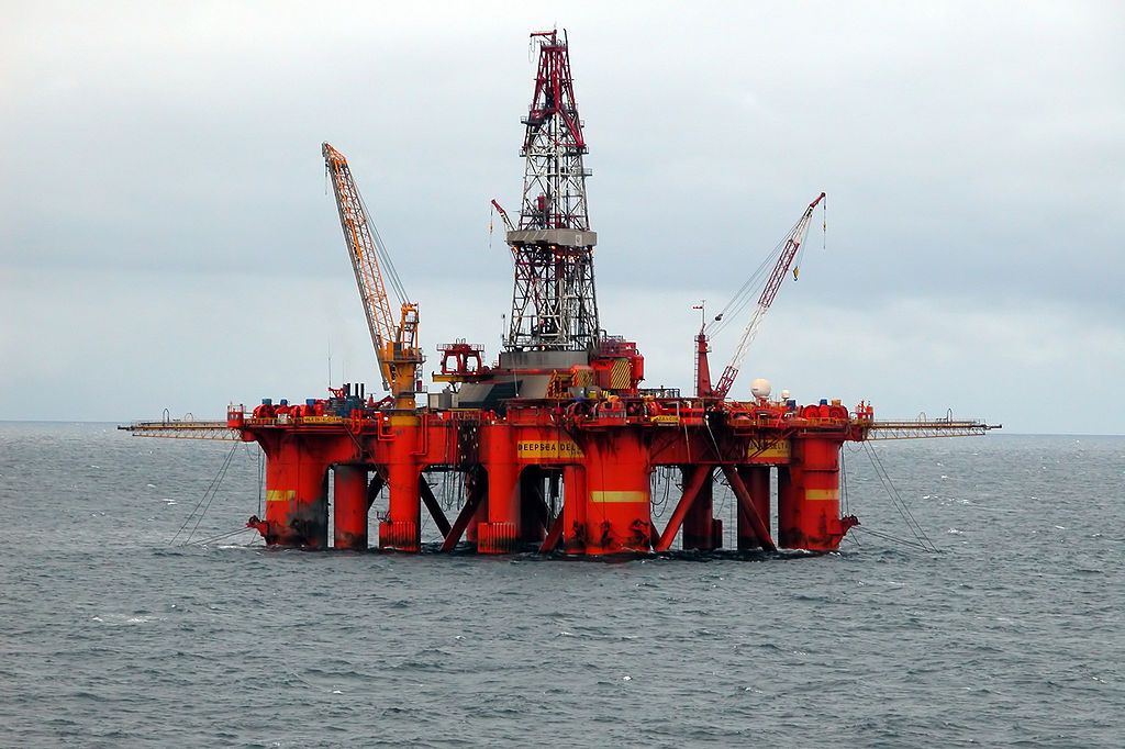 1024px-Oil_platform_in_the_North_SeaPros