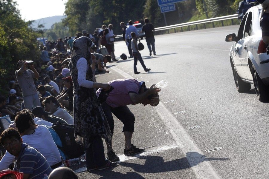 Illegális bevándorlás - Több száz migráns elindult a Kele