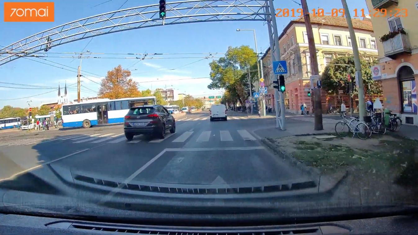 Döbbenetes videók: rendszeresen áthajtanak a piroson a szegedi buszok!
