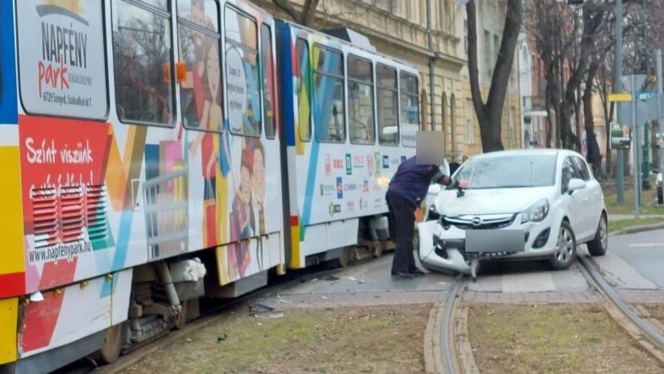 Villamossal ütközött egy kocsi a Tisza Lajos körúton, feszítővágóval szabadították ki a sofőrt
