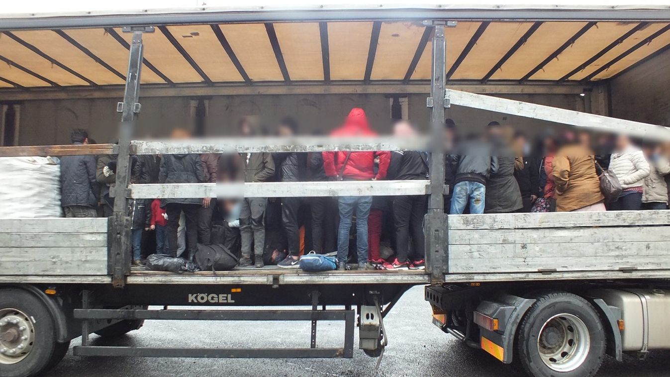 Afgánok bújtak meg macedón kamionokban Röszkén