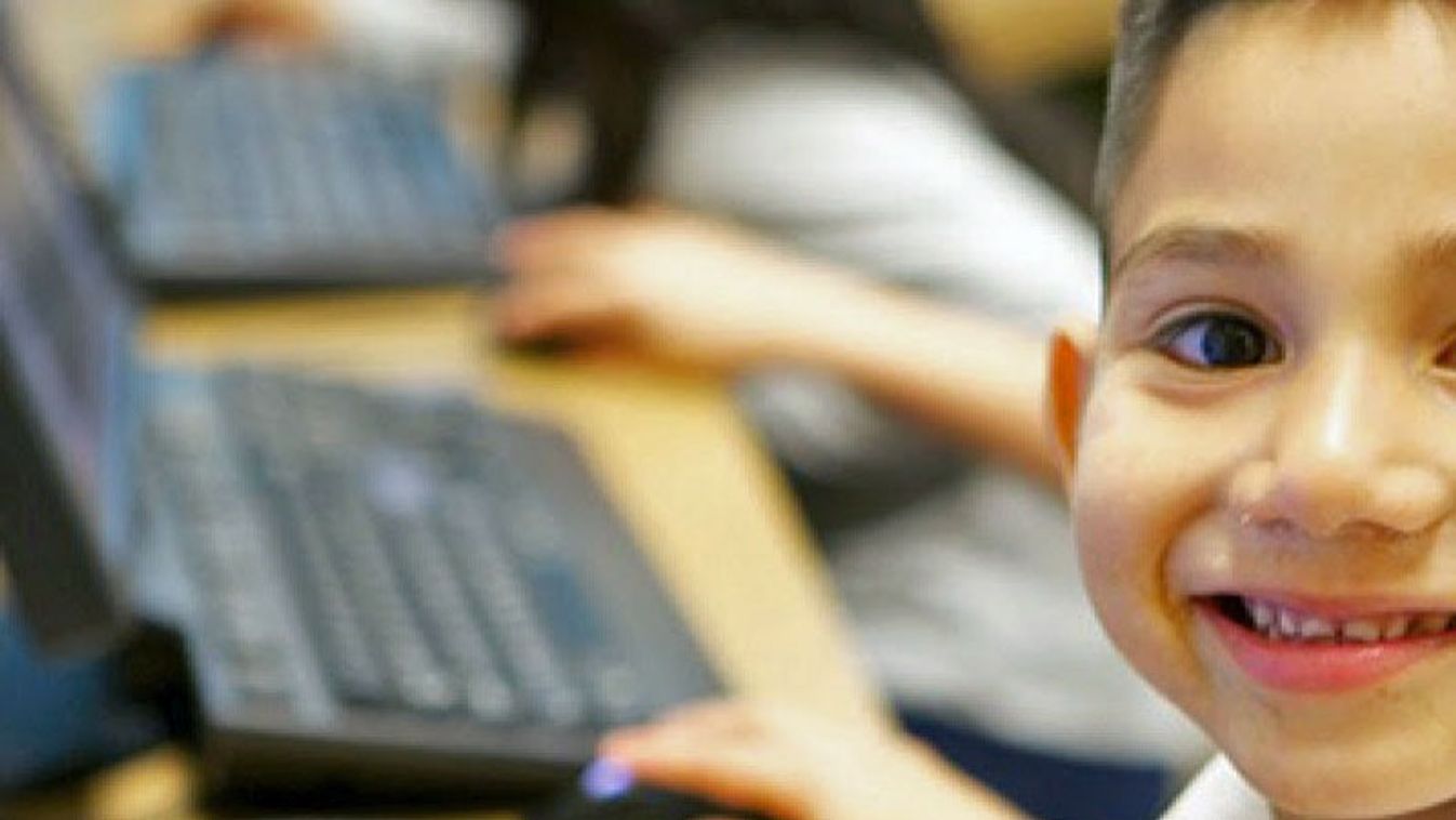 Számítógépet kapnak a hátrányos helyzetű, de tehetséges gyerekek Szegeden