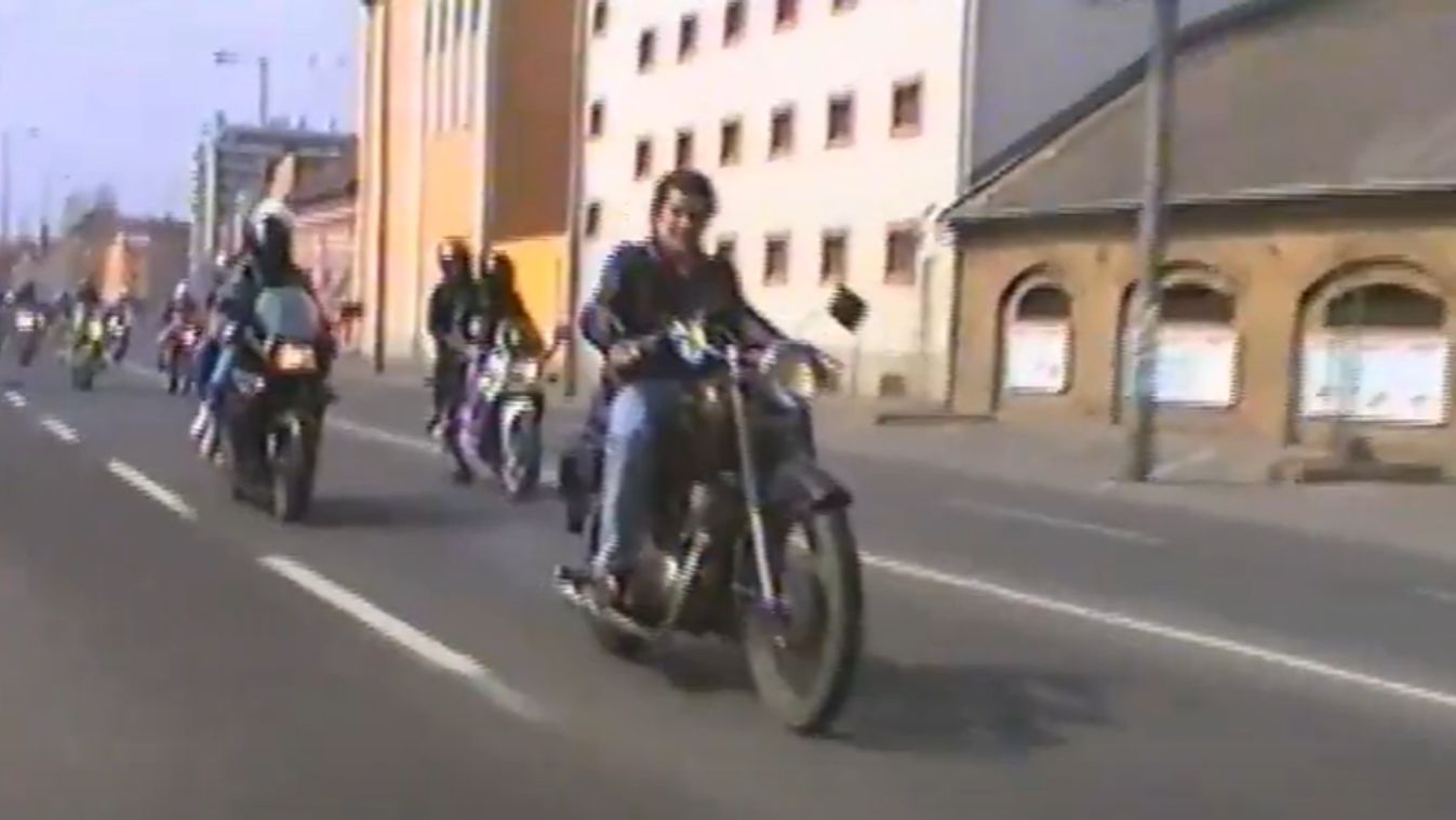 Így vonultak a motorosok 26 évvel ezelőtt Szegeden
