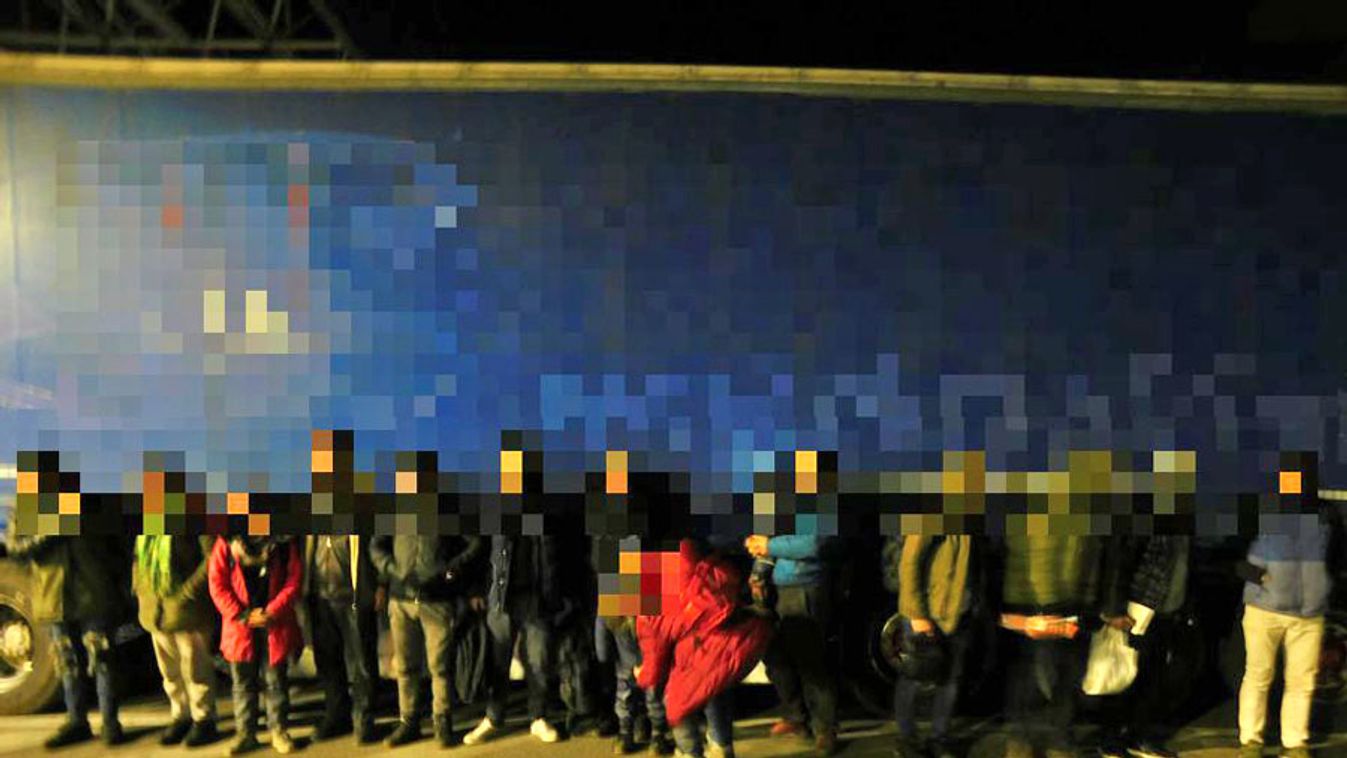 Tizennyolc(!) migránst fogtak az éjjel Csongrádban