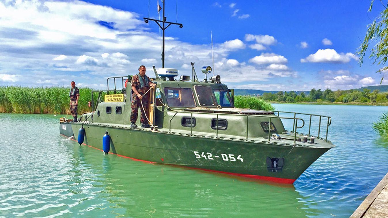 Nagy a nyomás: honvédségi járőrhajó cirkál a Tiszán Szegednél
