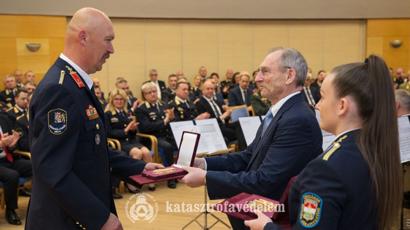 Szegedi tűzoltó kapta az év tűzoltója miniszteri díjat