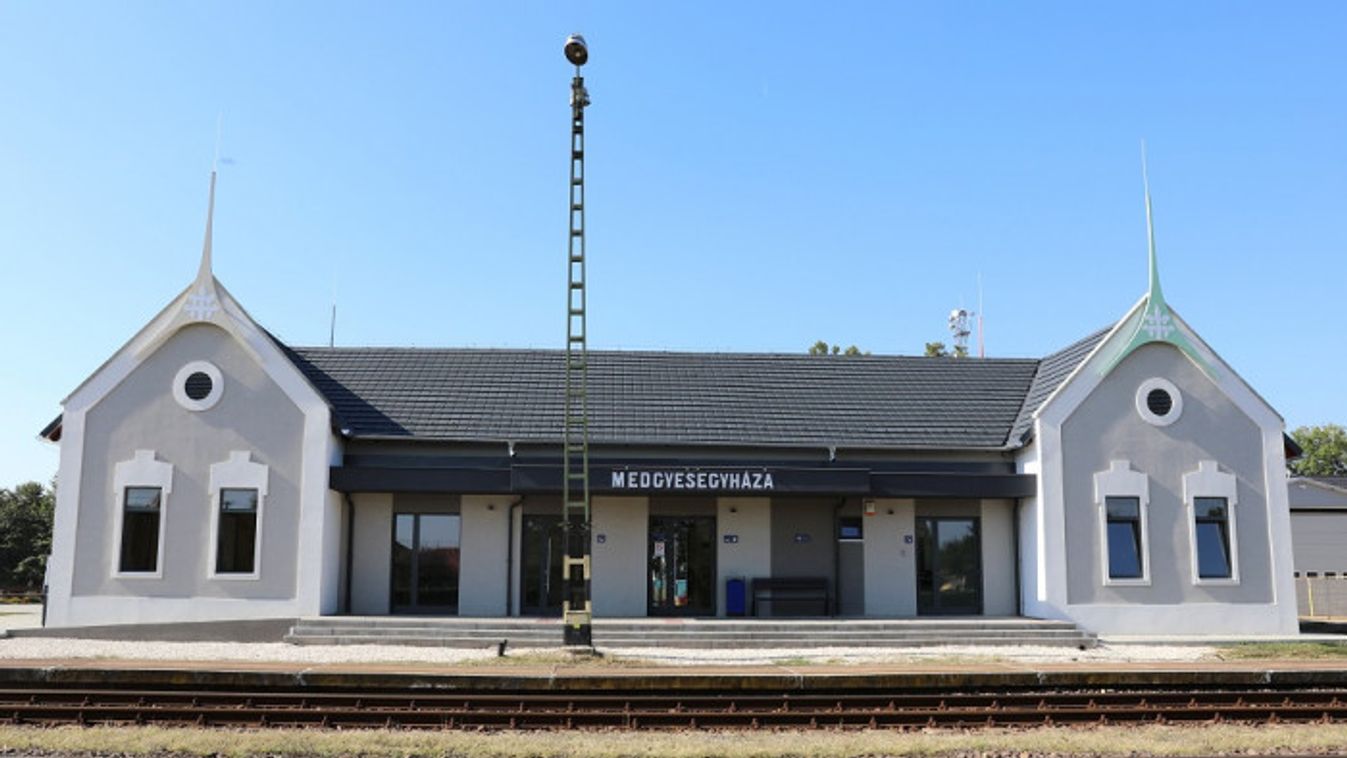 Átadták az újszegedi vasútvonal egy felújított állomását
