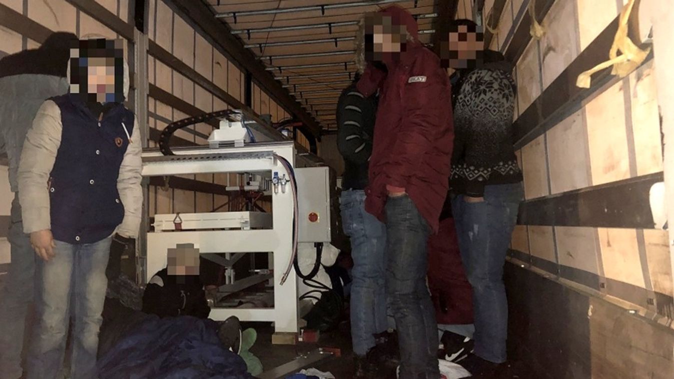 Öt migránsra leltek két szerb kamionban Röszkénél