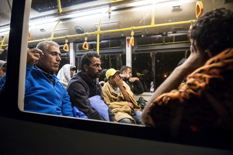 Illegális bevándorlás - Elindult az elsõ busz az osztrák ha