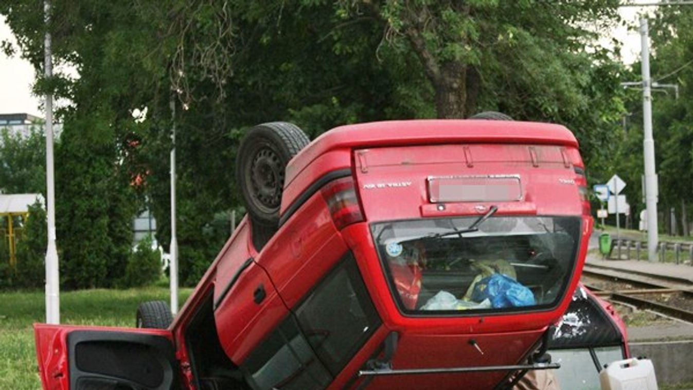 Felborult egy autó a szegedi belvárosban