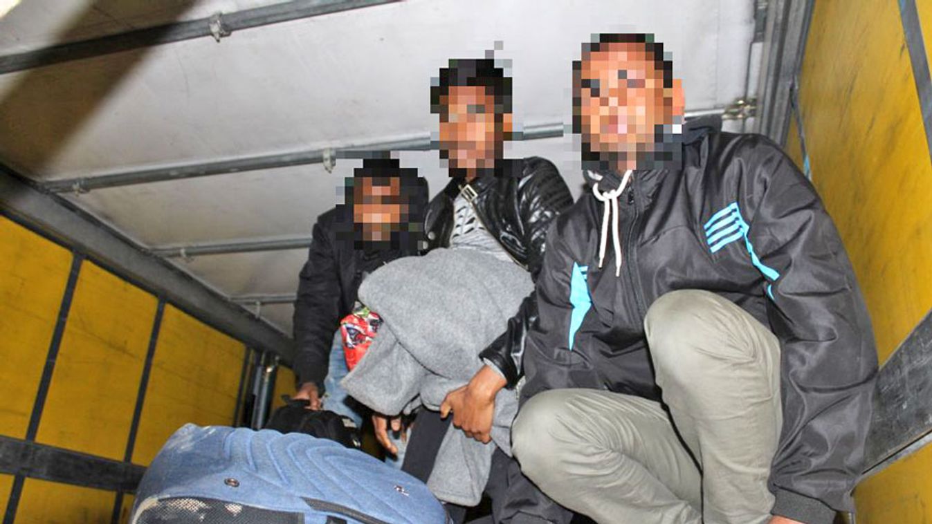 Bangladesi migránsokat találtak egy lengyel kamionban Röszkénél