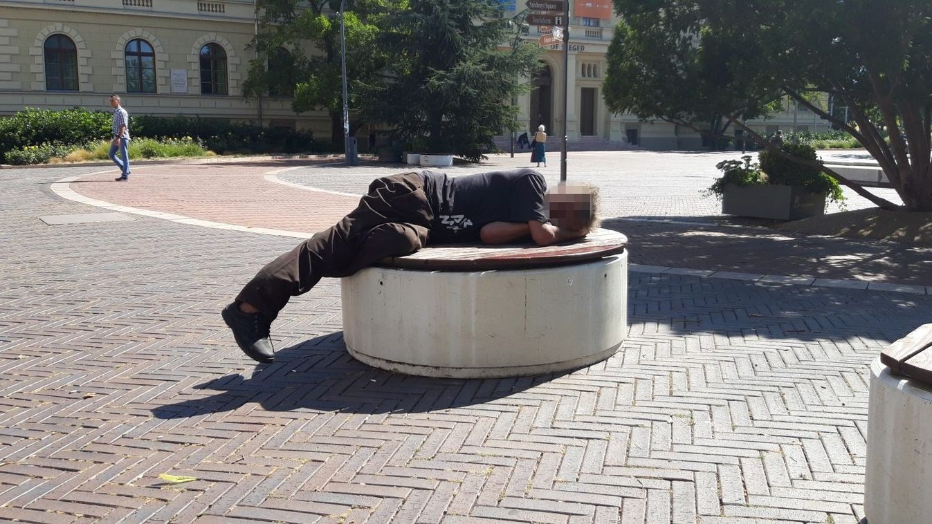 Bevette a Dugonics teret Szeged "ikonikus" hajléktalanja