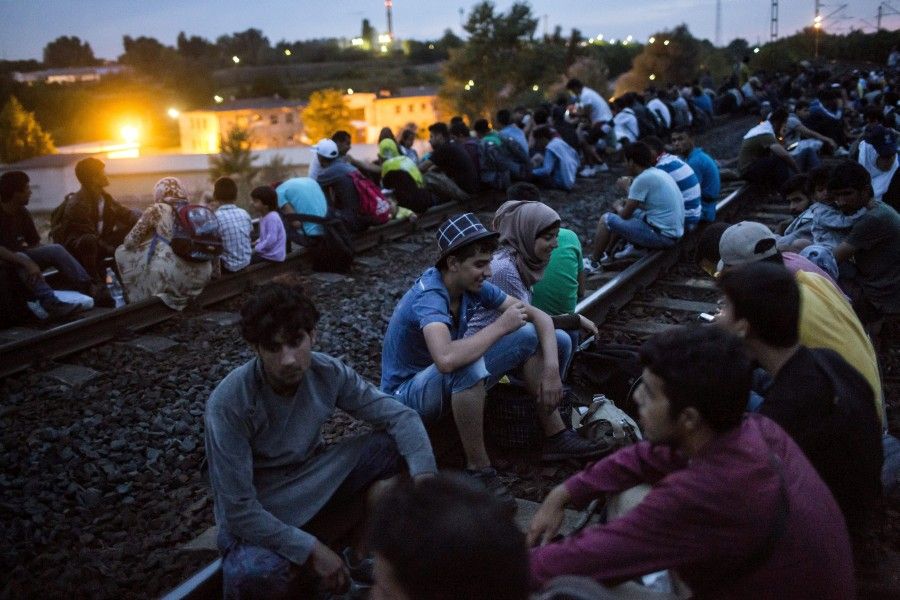 Illegális bevándorlók - Tatabányára értek a bicskei vasút