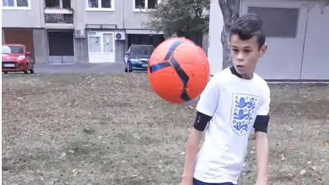 Még csak 12 éves ez a szegedi srác, de elképesztő dolgokat művel a labdával
