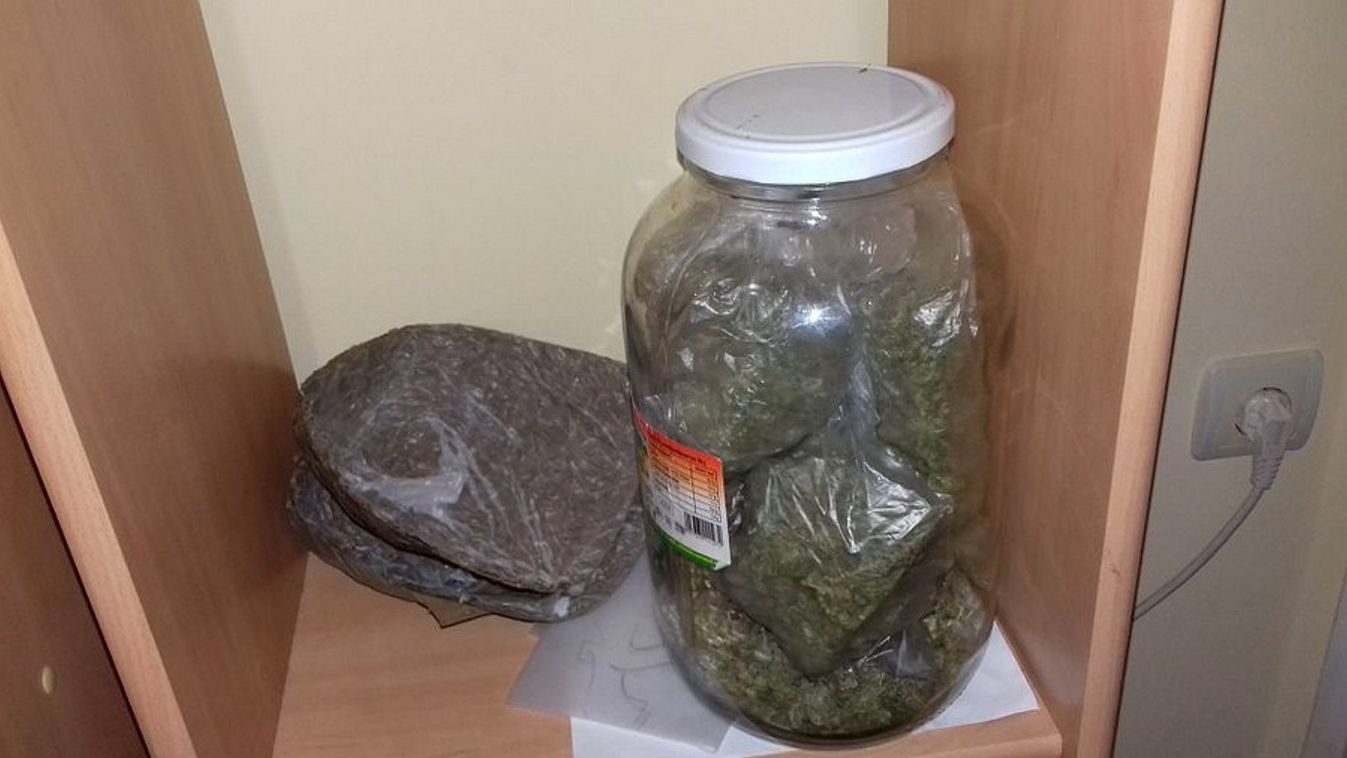 Kábítószer-kereskedőre csaptak le Szegeden, üvegben tárolta a drogot - videó!