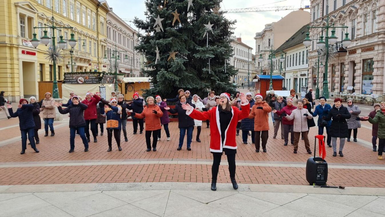 Így táncolták körbe a karácsonyfát a Klauzál téren