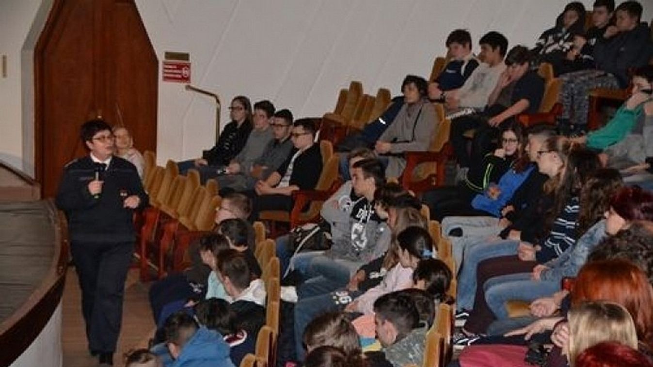 Az internet veszélyeiről tartottak előadást a makói diákoknak