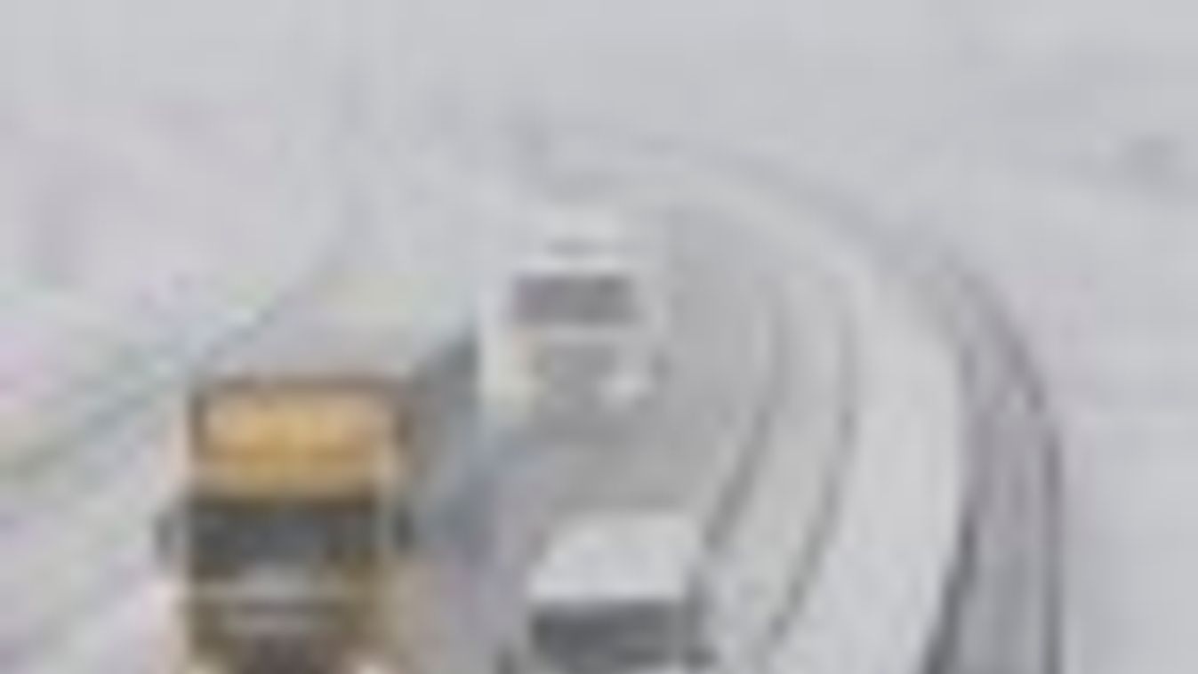 Havazás - Harminc kamion elakadt, teljes útlezárás a 82-es főúton
