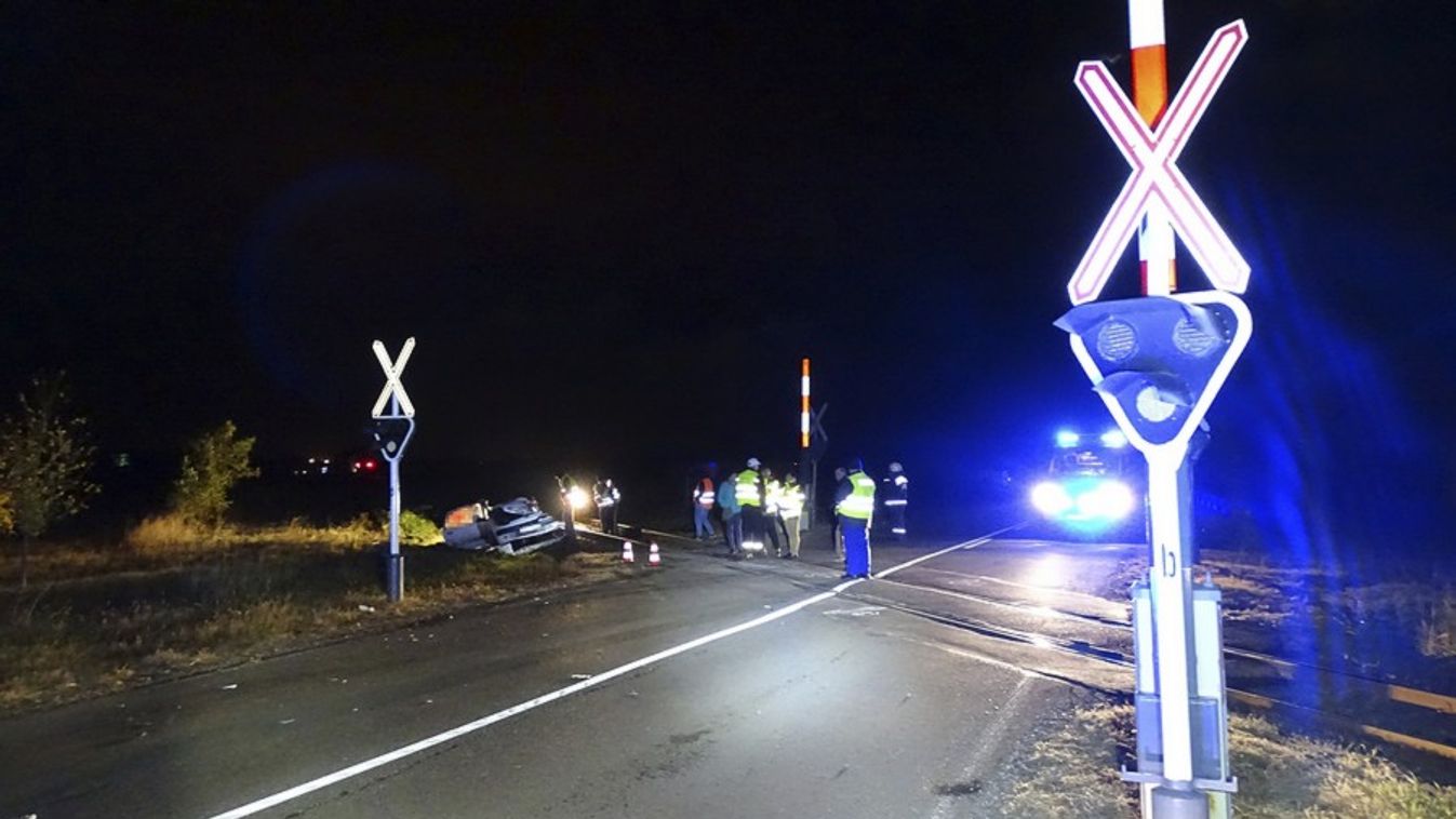 Kocsival ütközött a vonat egy vasúti átjáróban, négyen meghaltak