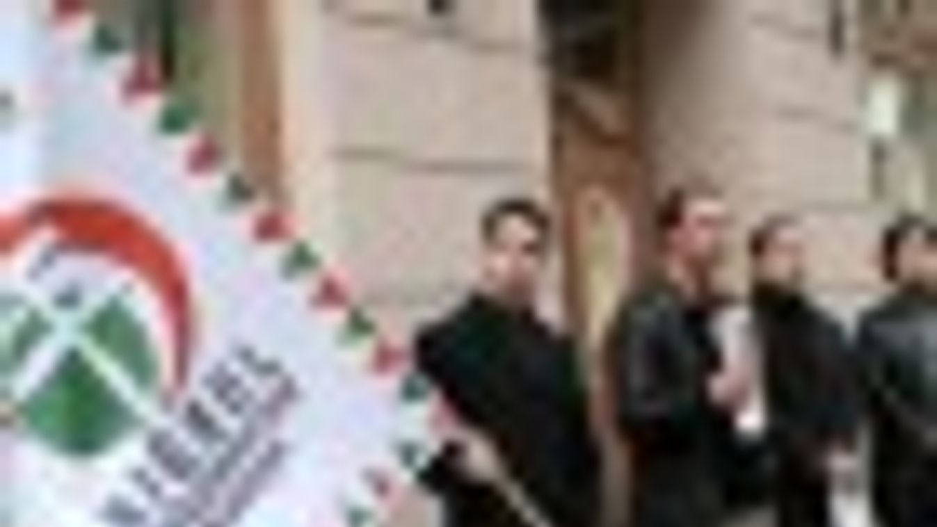 A Jobbik demonstrál, a Gárda utat zár