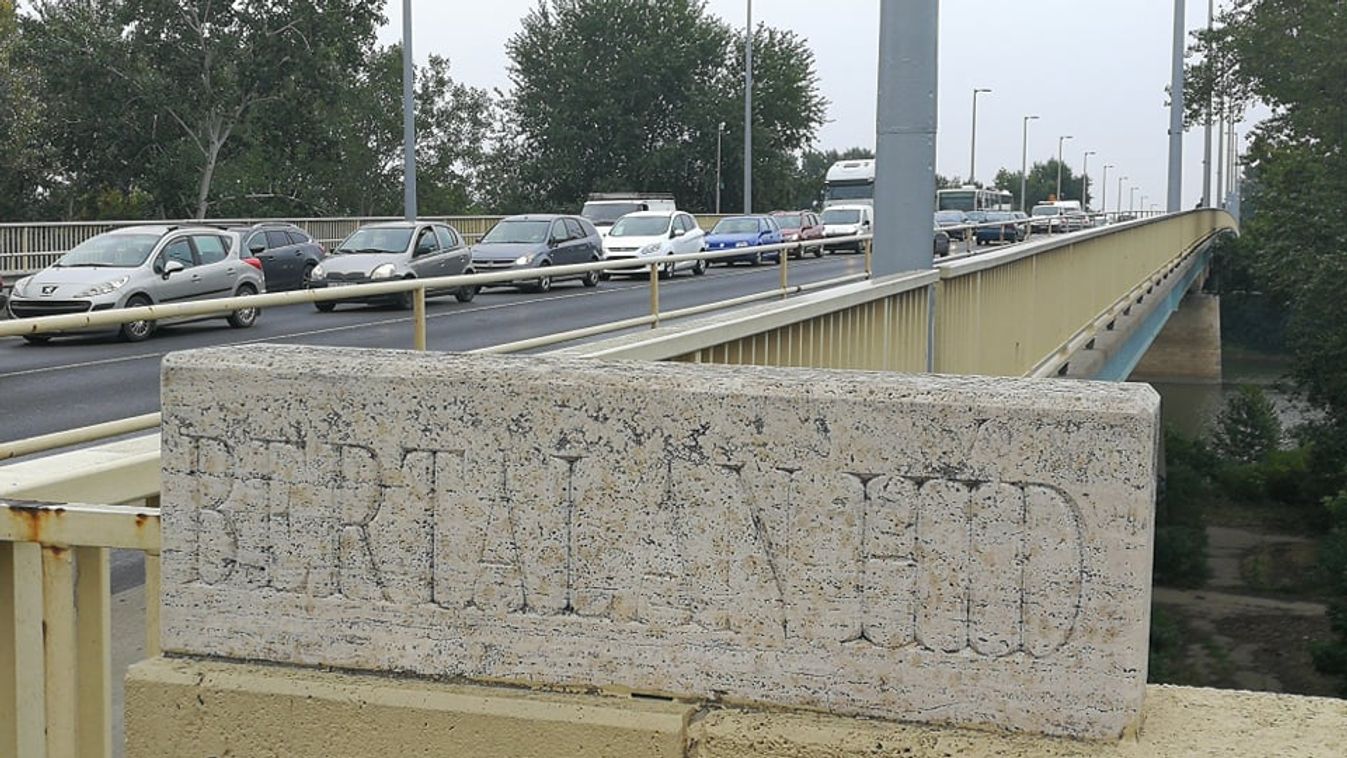 Teljes közlekedési káosz Szegeden: sávlezárás miatt elesett a Bertalan híd