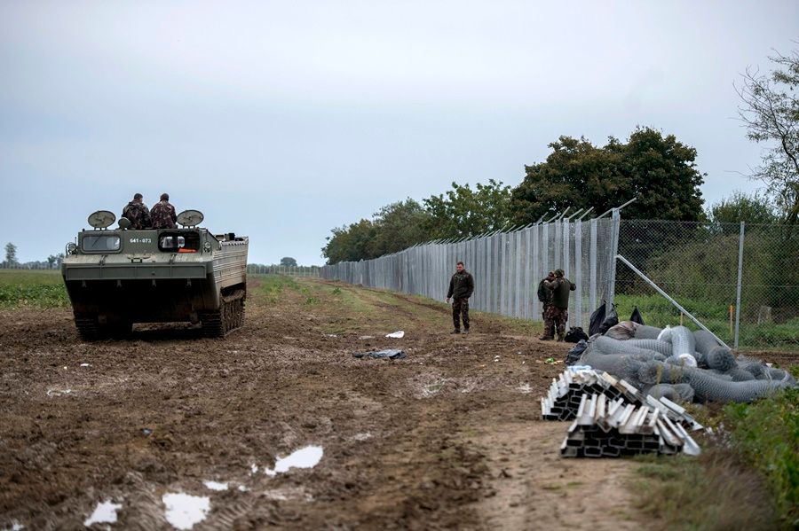 Illegális bevándorlás - A mûszaki határzár Beremendnél