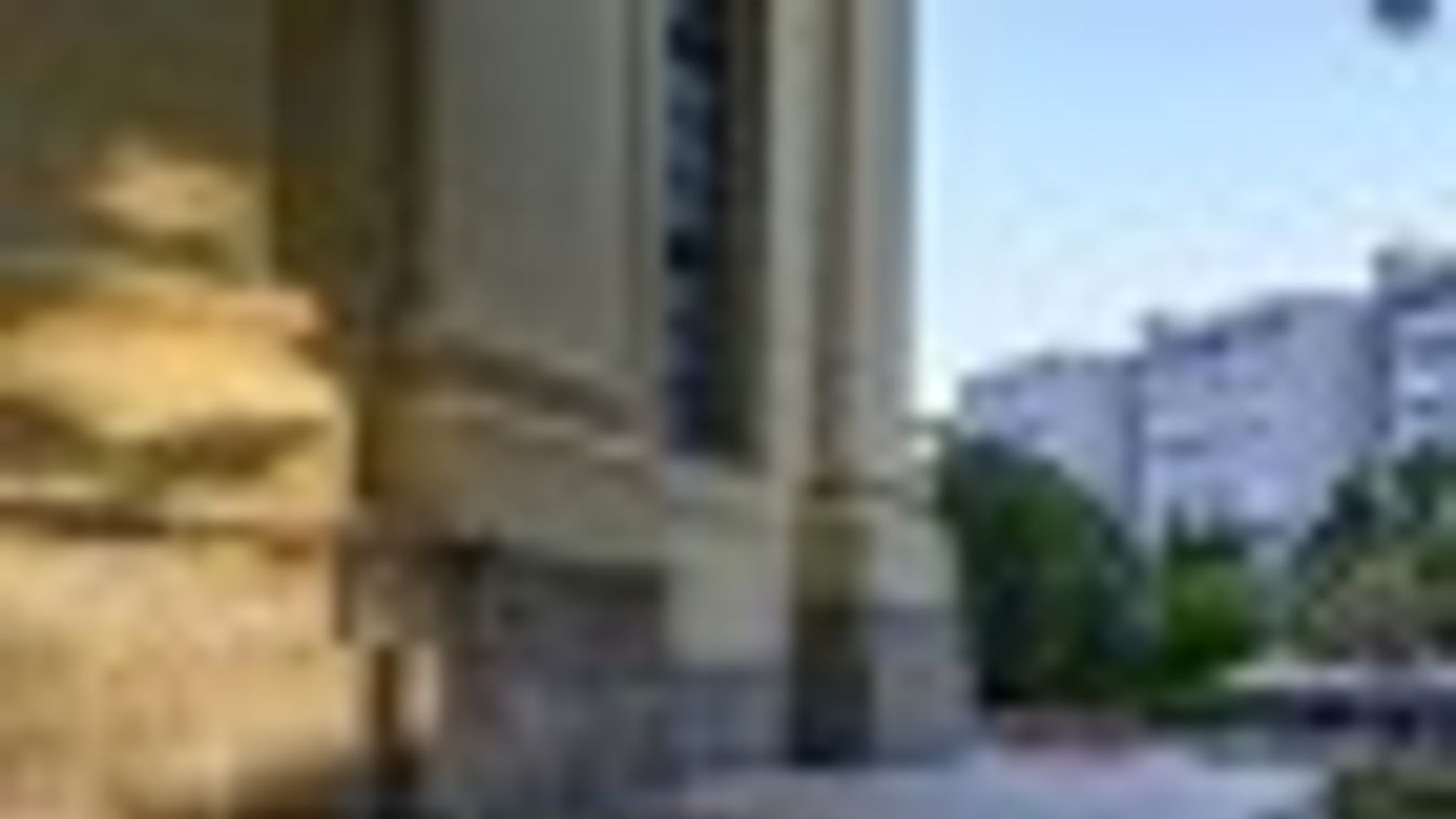 Ismeretlenek horogkeresztet festettek a Debreceni Nagytemplomra