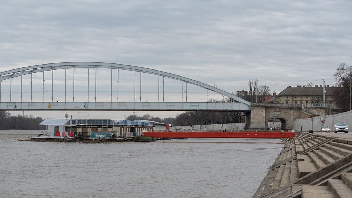 Négy méteren tetőzött a Tisza Szegednél