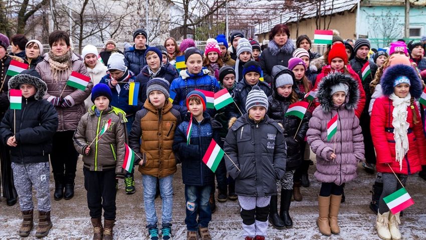 Harcba szállnak Kárpátalján a magyar nyelv betiltása ellen