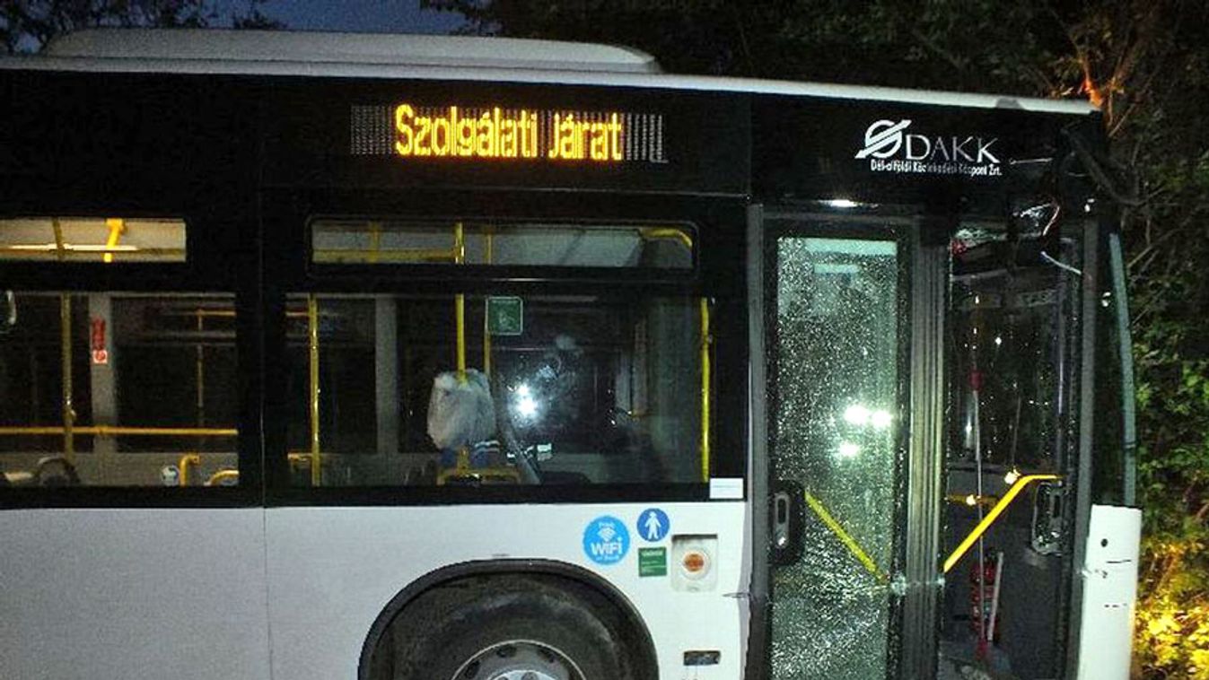 Elkötött egy autóbuszt Szegeden, majd kandelábernek ütközött egy tolvaj