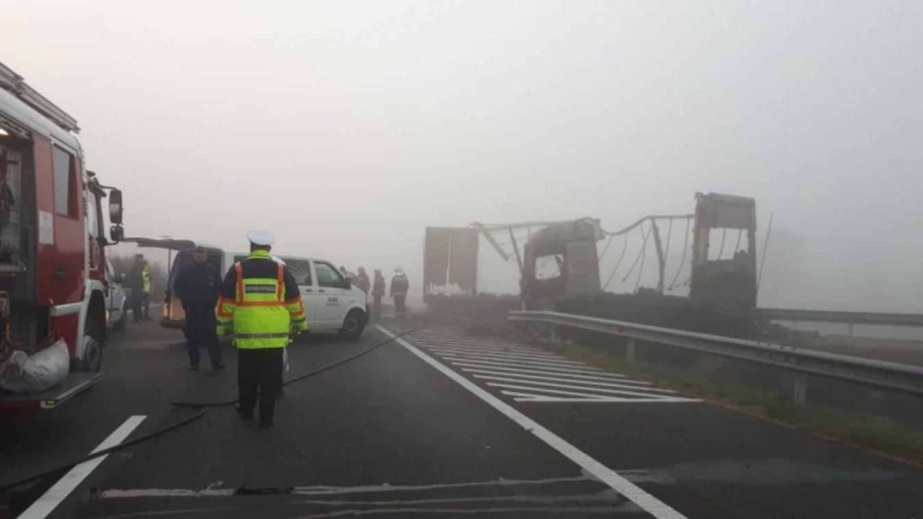 Kigyulladt két autó az M5-ösön, hét ember meghalt