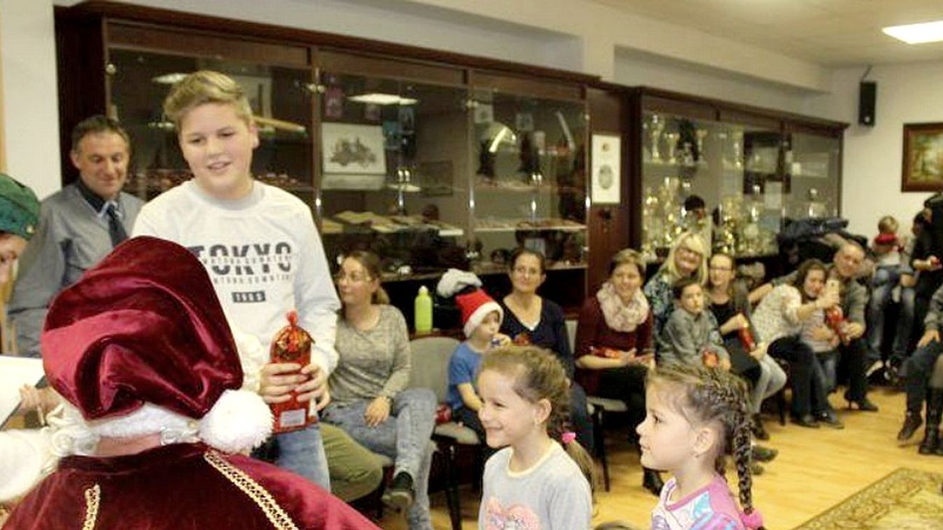 Negyven kisgyermek örült a „tűzoltó" Mikulásnak Szegeden