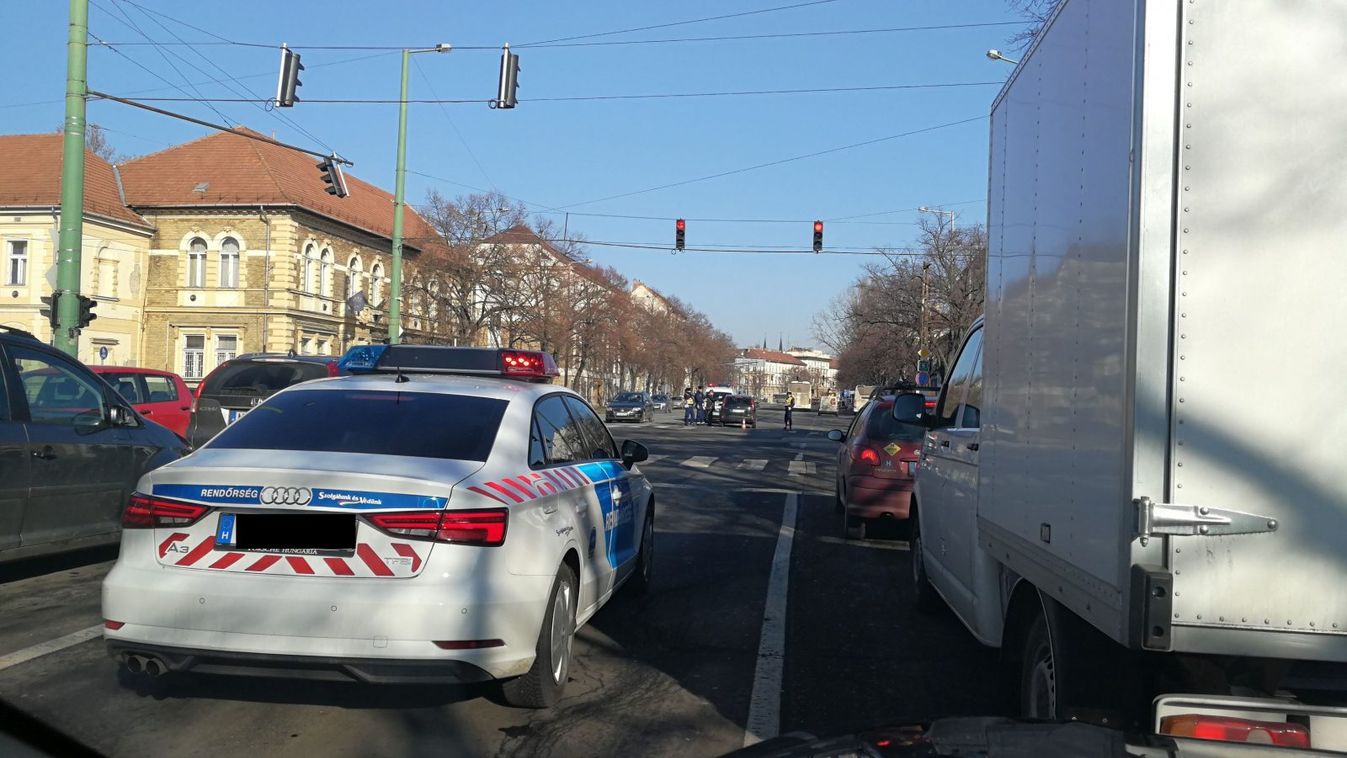 Baleset Szegeden: nem vette figyelembe a pirost a gyalogos