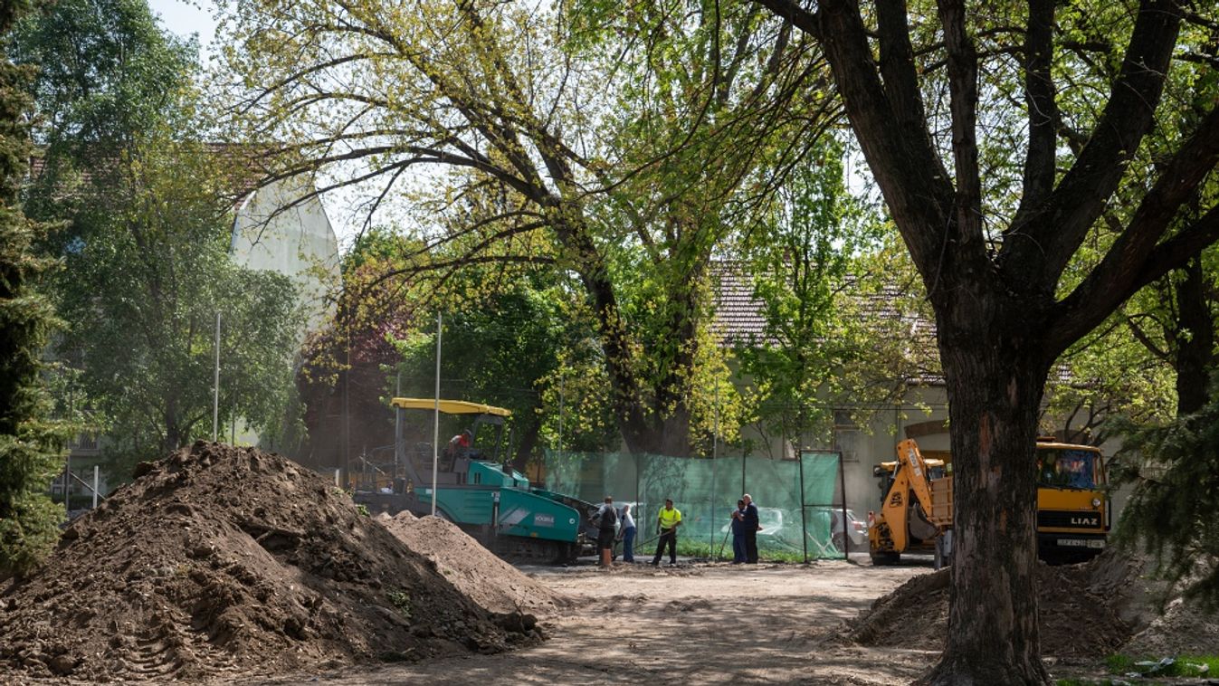 Az önkormányzat saját lapja szerint csúszik a Kolozsvári tér felújítása, az ügyvédjük szerint nem