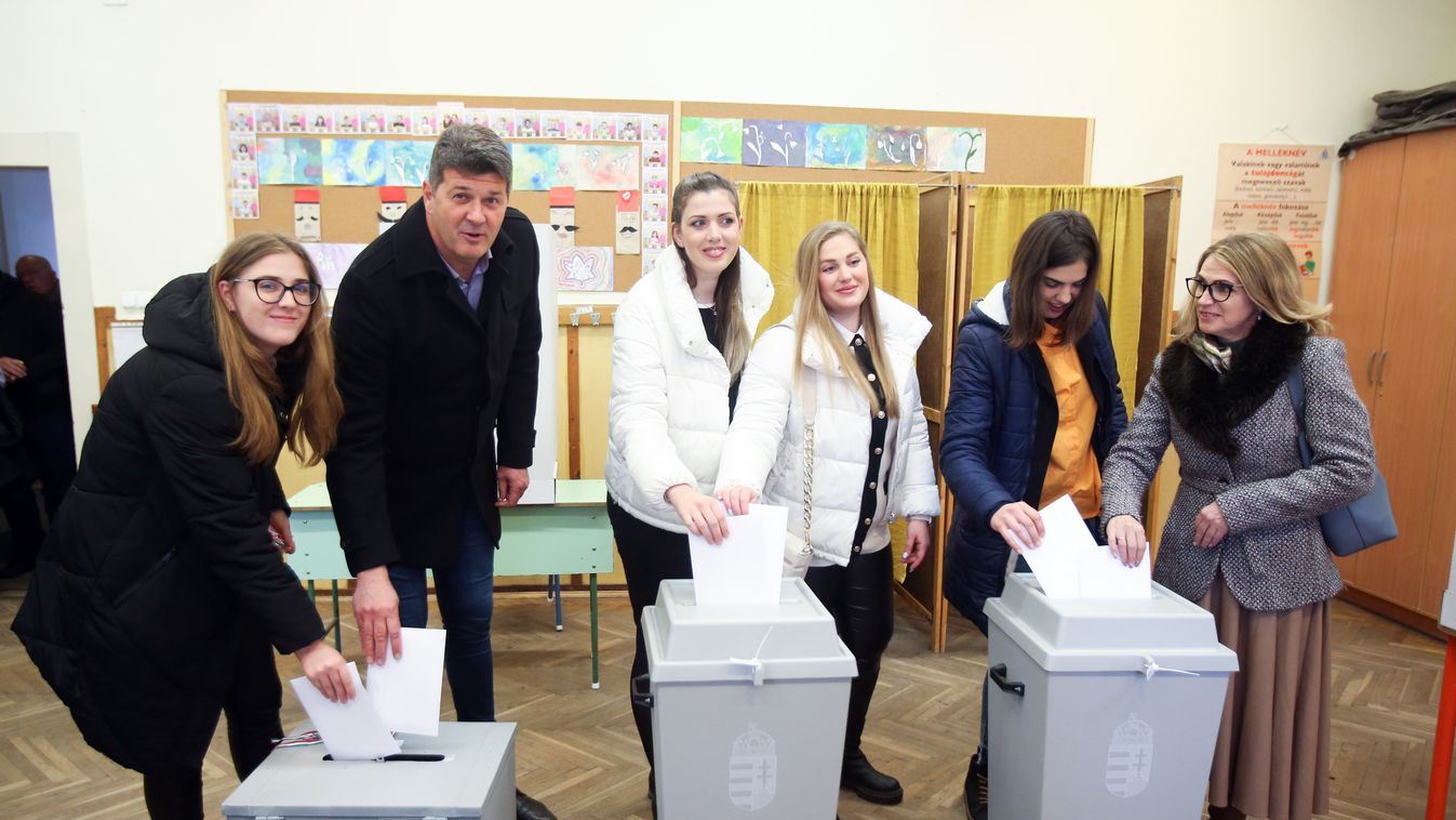Mihálffy Béla leadta szavazatát, hatalmas sorok Kiskundorozsmán