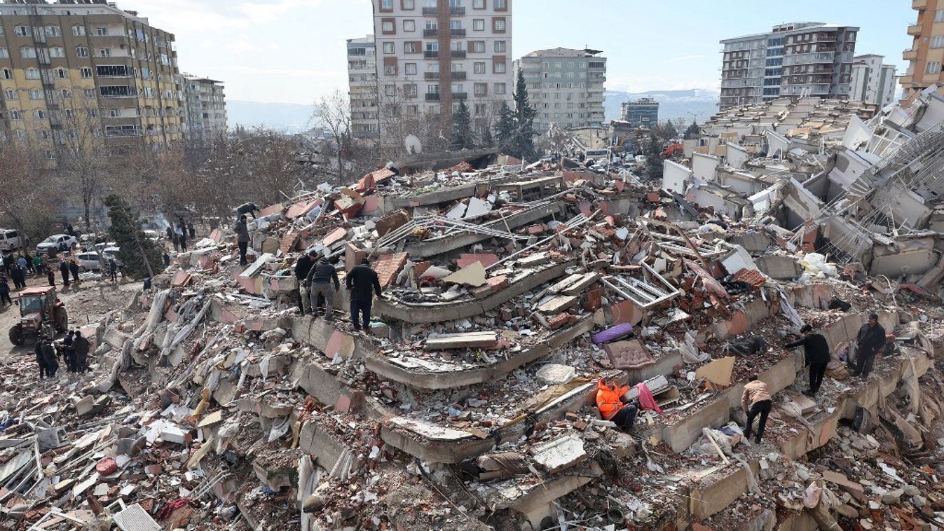 Több mint húszezer áldozata van a földrengésnek Törökországban