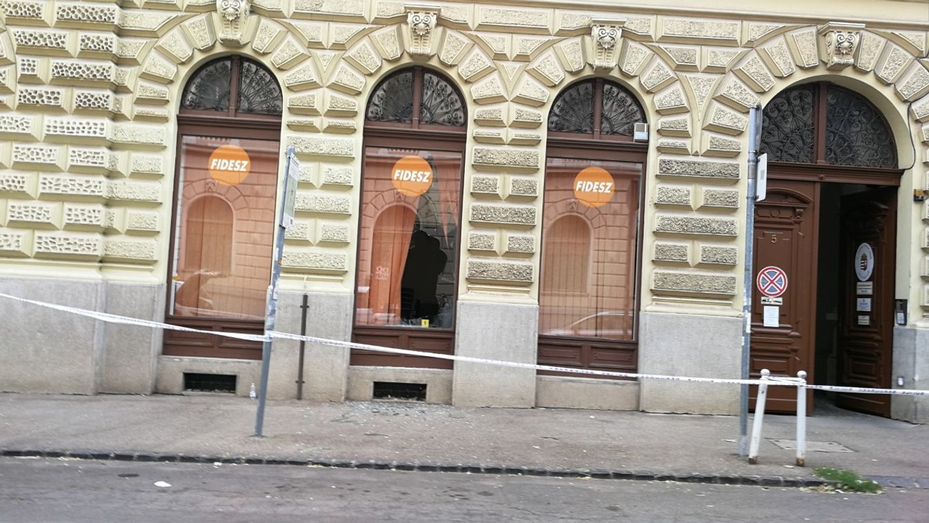 Moltov-koktéllal akarták felgyújtani a szegedi Fidesz irodát