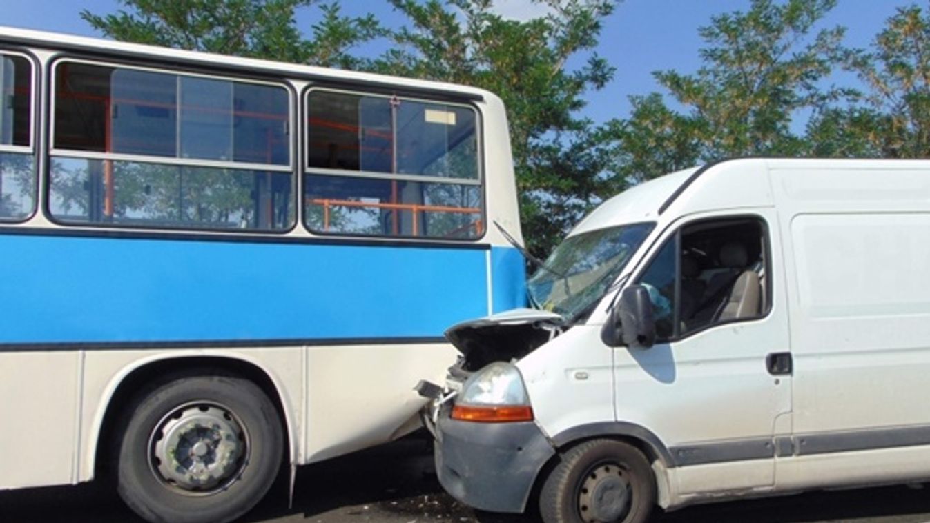 Autóbusszal karambolozott egy autó Deszk közelében