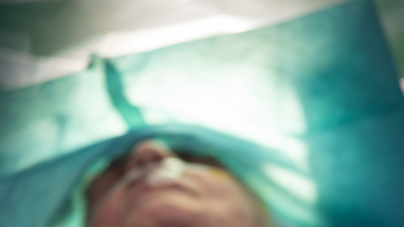 Agyműtét kamerák kereszttüzében a szegedi klinikán (GALÉRIA)