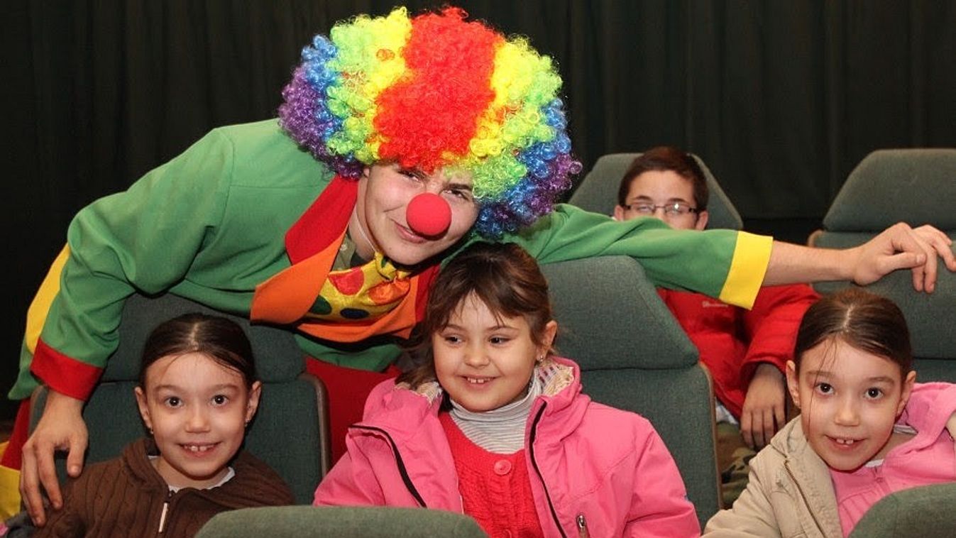 A szegedi bohócdoktorok visznek moziba 500 kisgyermeket