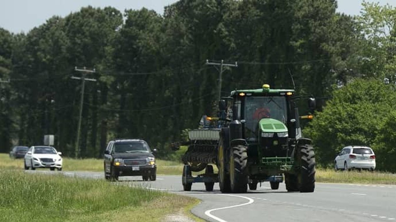 Több a mezőgazdasági gép az utakon, fokozott figyelem szükséges