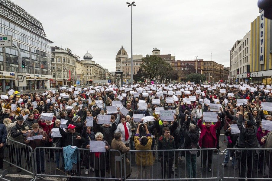 Október 23. - Civil szervezetek tüntettek Budapesten