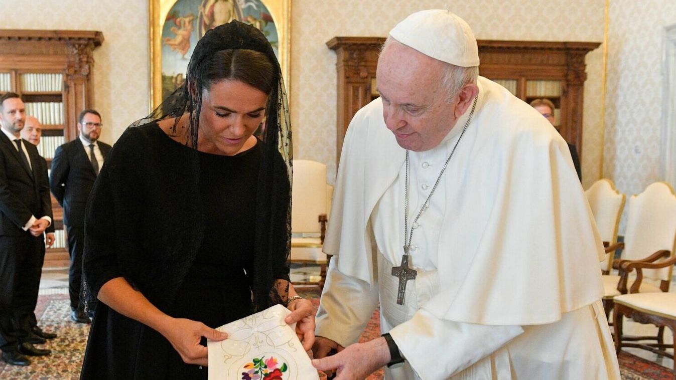A pápánál tett látogatást Novák Katalin