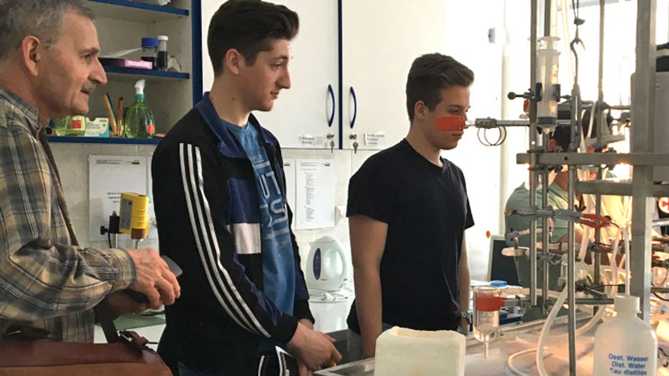 Zentai diákok látogattak az egyetem biokémiai intézetébe