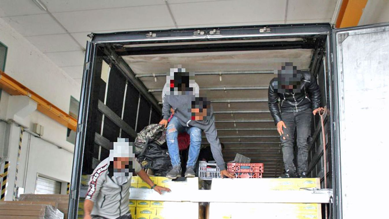 Négy határsértőt találtak egy görög kamionban Röszkén