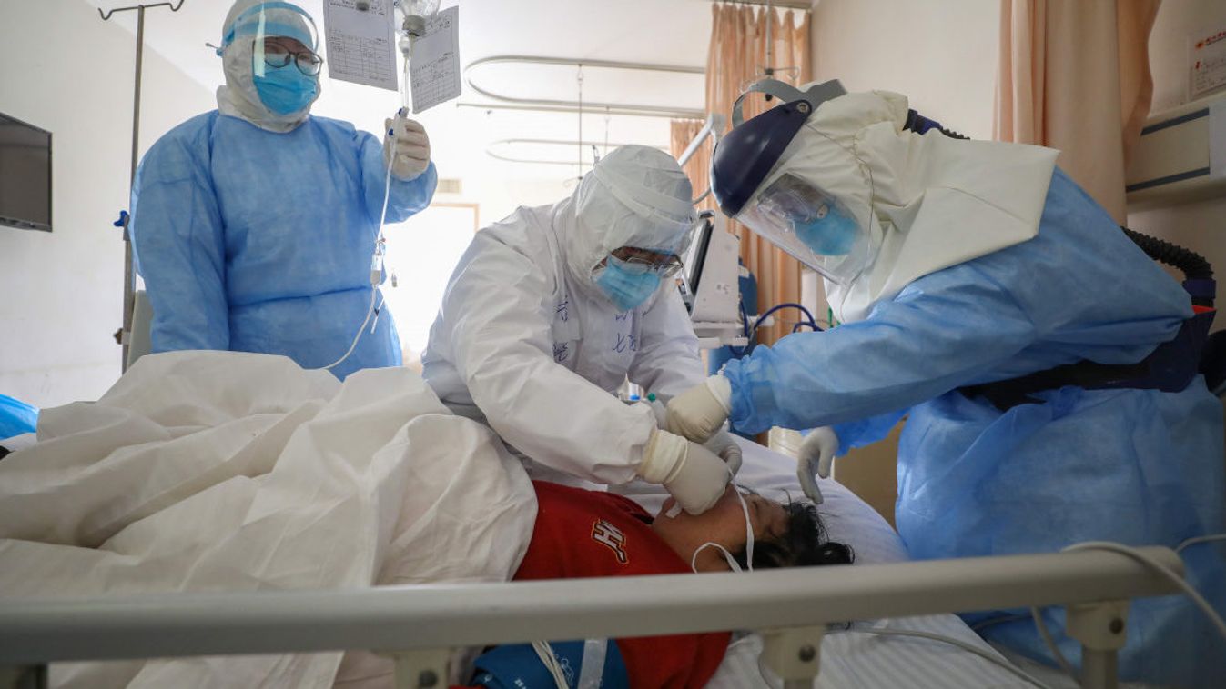 Közel tízezer embert ápolnak kórházban koronavírus miatt